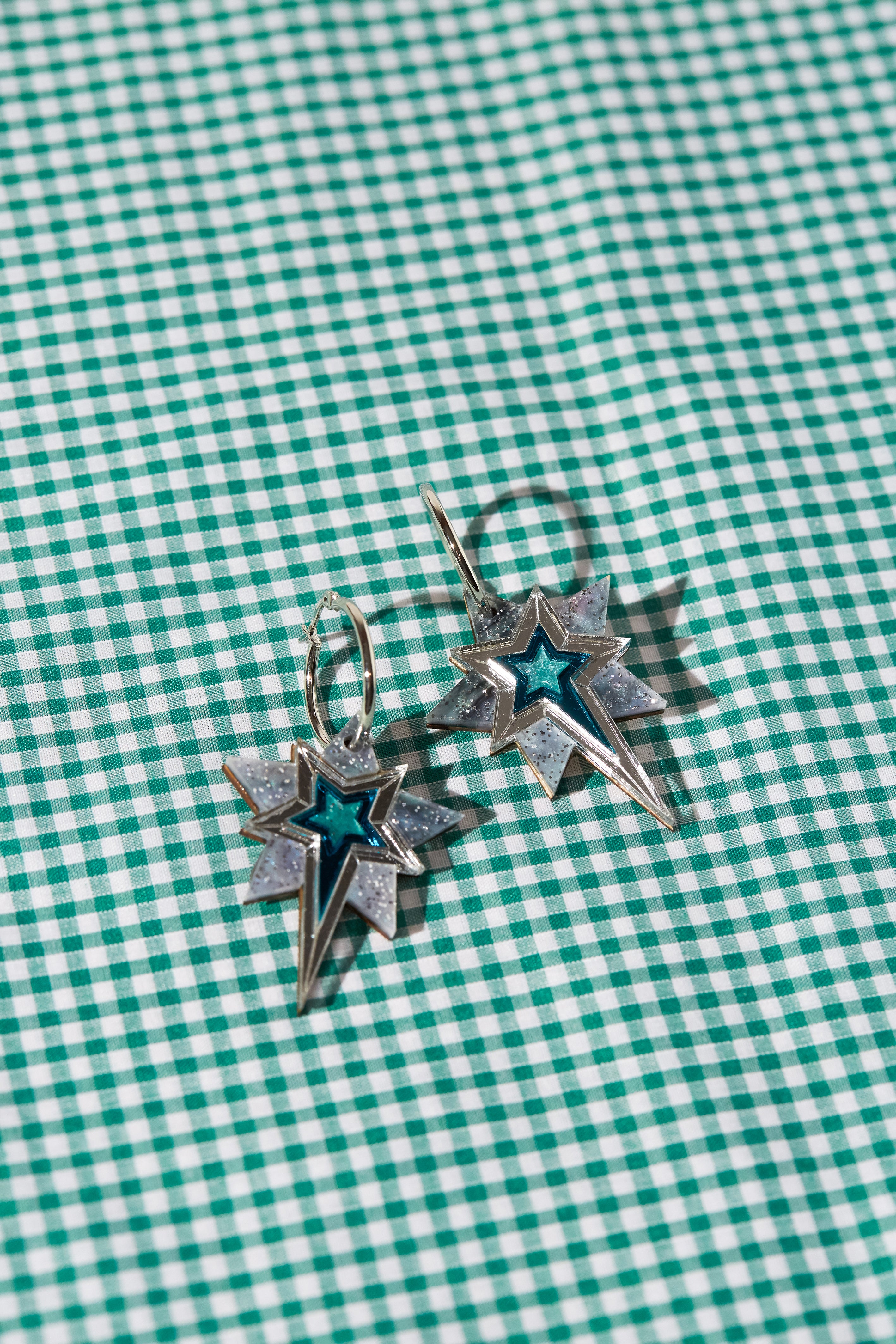 Boucles d'oreilles créoles argentées Étoile (paillettes de marbre/argent)